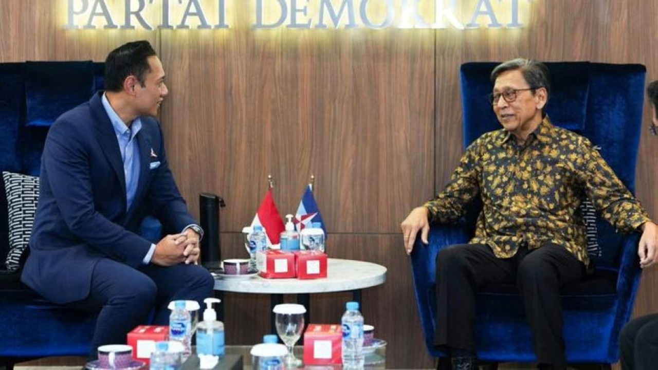 Ketua Umum Partai Demokrat Agus Harimurti Yudhoyono (AHY) berbincang hangat dengan Wakil Presiden RI ke-11 Boediono sebelum pembukaan Sarasehan 25 Tahun Partai Demokrat di DPP Partai Demokrat, Jakarta, Selasa (1/9/2026).