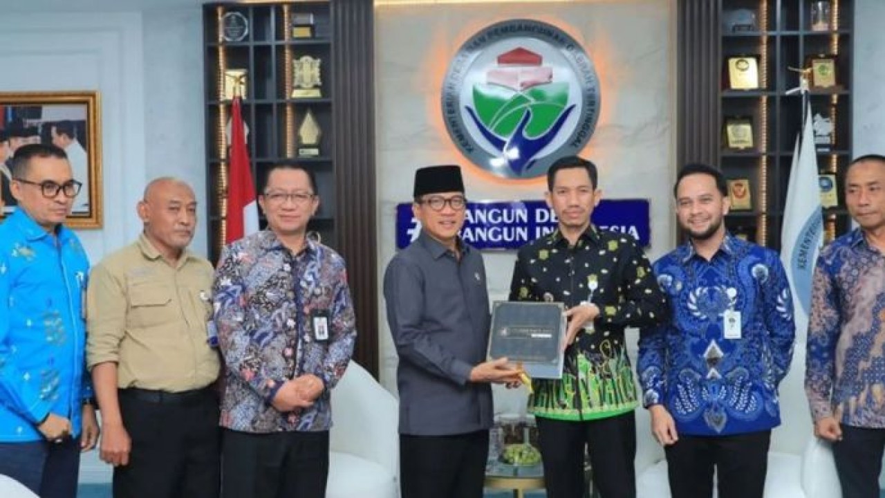 Menteri Desa dan Pembangunan Daerah Tertinggal (Mendes PDT) Yandri Susanto menerima audiensi dengan Bupati Aceh Barat Tarmizi di Ruang Kerja Mendes, Kalibata Jakarta, Kamis (3/9/2026). (Antara)