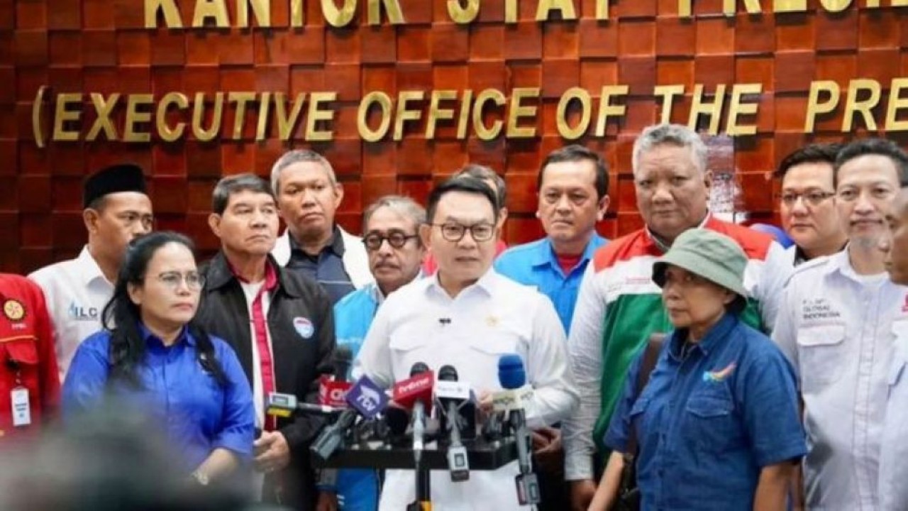 Kepala Staf Kepresidenan (KSP) Dudung Abdurachman (tengah) menyampaikan pernyataan pers usai menerima sejumlah perwakilan organisasi buruh di Gedung Bina Graha, Kompleks Istana Kepresidenan, Jakarta, Kamis (24/9/2026). (Foto: Antara)