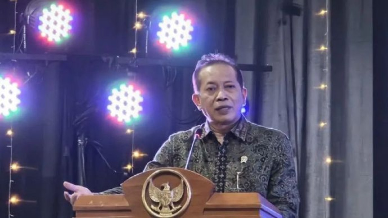 Menteri Koperasi (Menkop) Ferry Juliantono memberikan pidato saat menghadiri Malang Creative Connect Conference di Kartini Imperial Building, Kota Malang, Jawa Timur, Jumat, 21 Agustus 2026. (Antara)