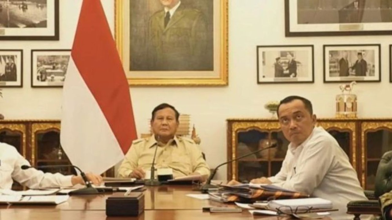 Tangkapan layar - Presiden Prabowo Subianto (tengah), Mensesneg Prasetyo Hadi (kedua kanan) dan Seskab Teddy Indra Wijaya (kiri) Rapat Terbatas Perkembangan Penanganan Bencana Alam dipantau daring dari Jakarta, Senin, 7 September 2026. (Foto: Antara)