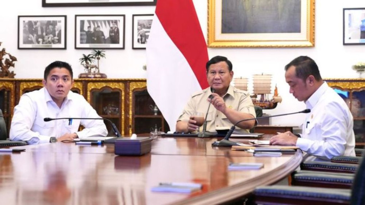 Presiden Prabowo Subianto memimpin rapat terbatas yang membahas penanggulangan kebakaran hutan dan lahan (karhutla) secara hybrid di Istana Merdeka, Jakarta, Rabu (23/9/2026).