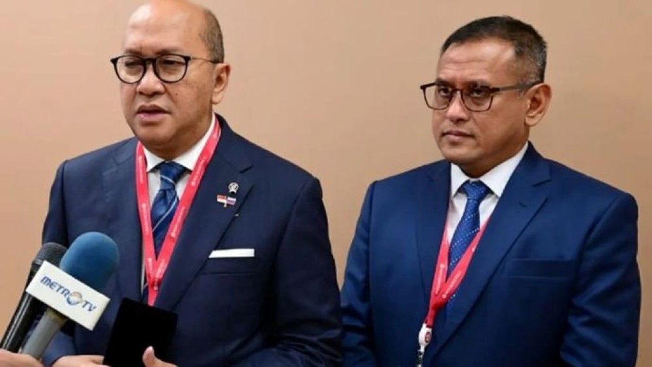 Menteri Investasi dan Hilirisasi/Kepala Badan Koordinasi Penanaman Modal (BKPM) sekaligus CEO Danantara Rosan Roeslani Roeslani (kiri) dan Direktur Utama Pupuk Indonesia Rahmad Pribadi (kanan) memberikan keterangan media di Vladivostok, Rusia, Kamis, 3 September 2026. (Foto: Antara)