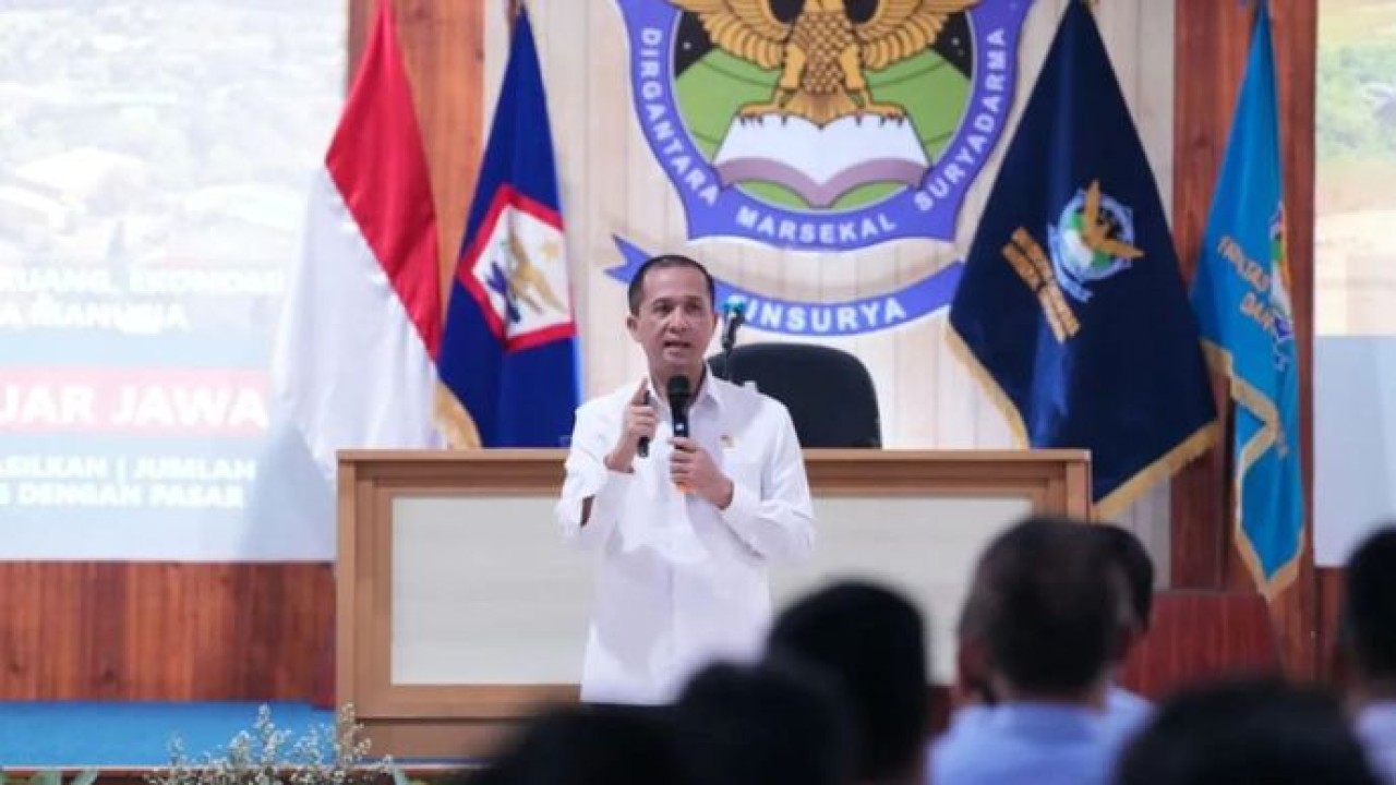 Menteri Transmigrasi Muhammad Iftitah Sulaiman Suryanagara memberikan kuliah umum mengenai peran teknologi kedirgantaraan dalam transformasi kawasan transmigrasi di Universitas Dirgantara Marsekal Suryadarma (Unsurya), Jakarta. (Antara)