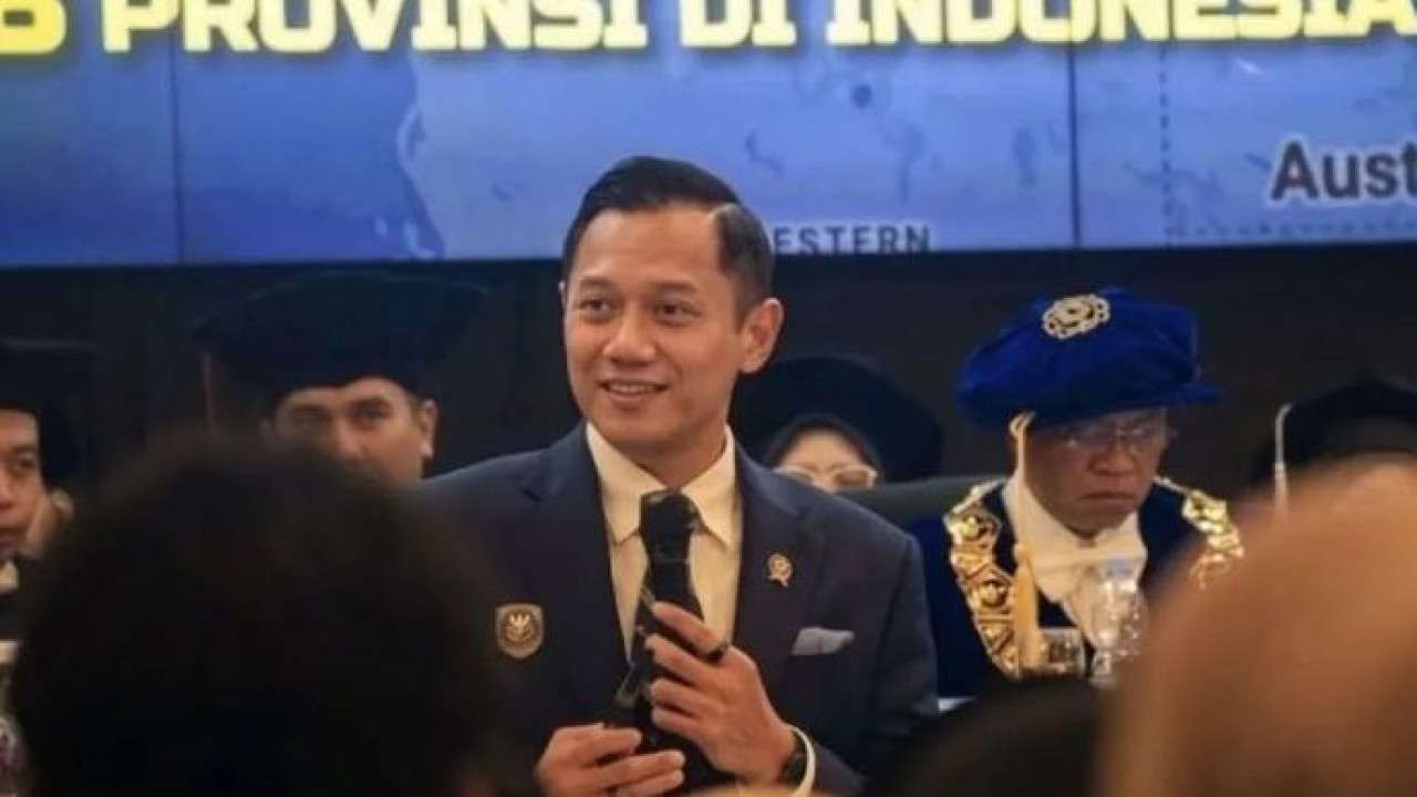 Menko AHY saat memberikan orasi ilmiah di Rapat Senat Terbuka Dies Natalis XII Institut Teknologi Kalimantan (ITK) di Balikpapan, Kalimantan Timur, Kamis 8 Oktober 2026 (Antara)