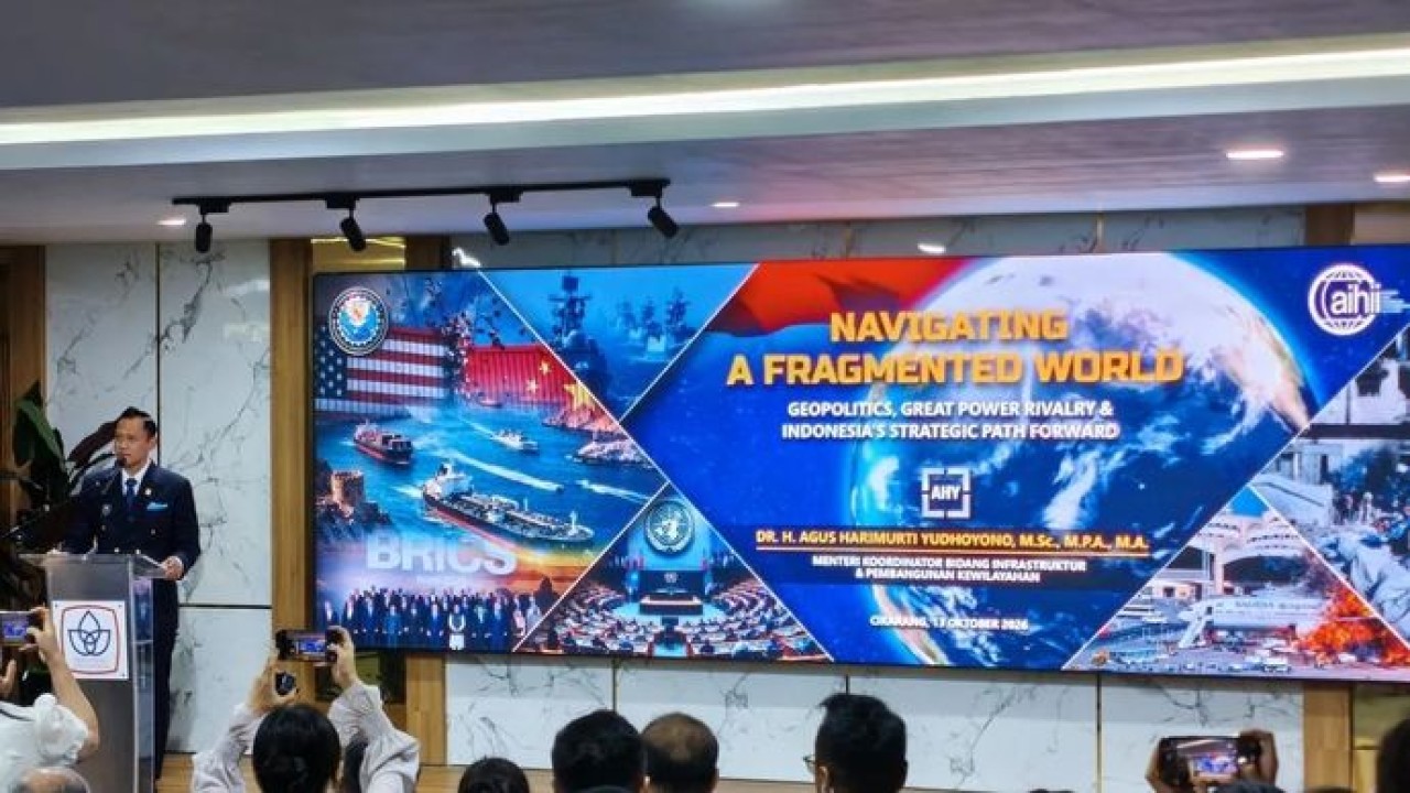 Menteri Koordinator Bidang Infrastruktur dan Pembangunan Kewilayahan Republik Indonesia (RI) Agus Harimurti Yudhoyono (AHY) pada acara pembukaan Konvensi Nasional (Vennas) XVII Asosiasi Ilmu Hubungan Internasional Indonesia (AIHII) 2026 yang diselenggarakan di President University di Kota Jababeka, Cikarang, Provinsi Jawa Barat. (Antara)
