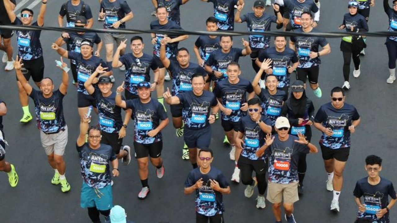 Menteri Koordinator Bidang Infrastruktur dan Pembangunan Kewilayahan, Agus Harimurti Yudhoyono (Menko AHY), bersama ribuan peserta saat mengikuti kategori lari 10K dalam ajang AHY Run Jawa Tengah di kawasan Simpang Lima, Kota Semarang, Minggu (18/10/2026).