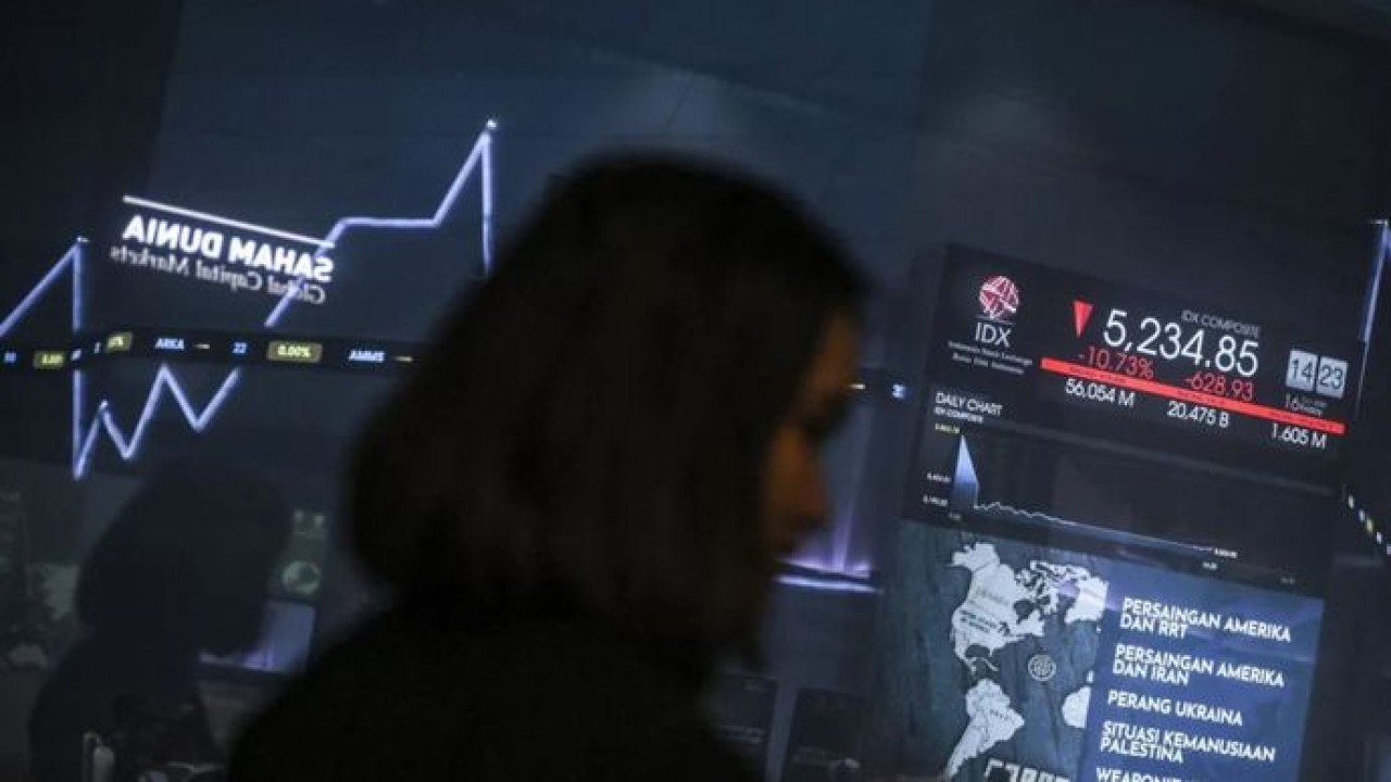 Layar menampilkan pergerakan Indeks Harga Saham Gabungan (IHSG) yang menurun di Bursa Efek Indonesia (BEI), Jakarta. (Antara)