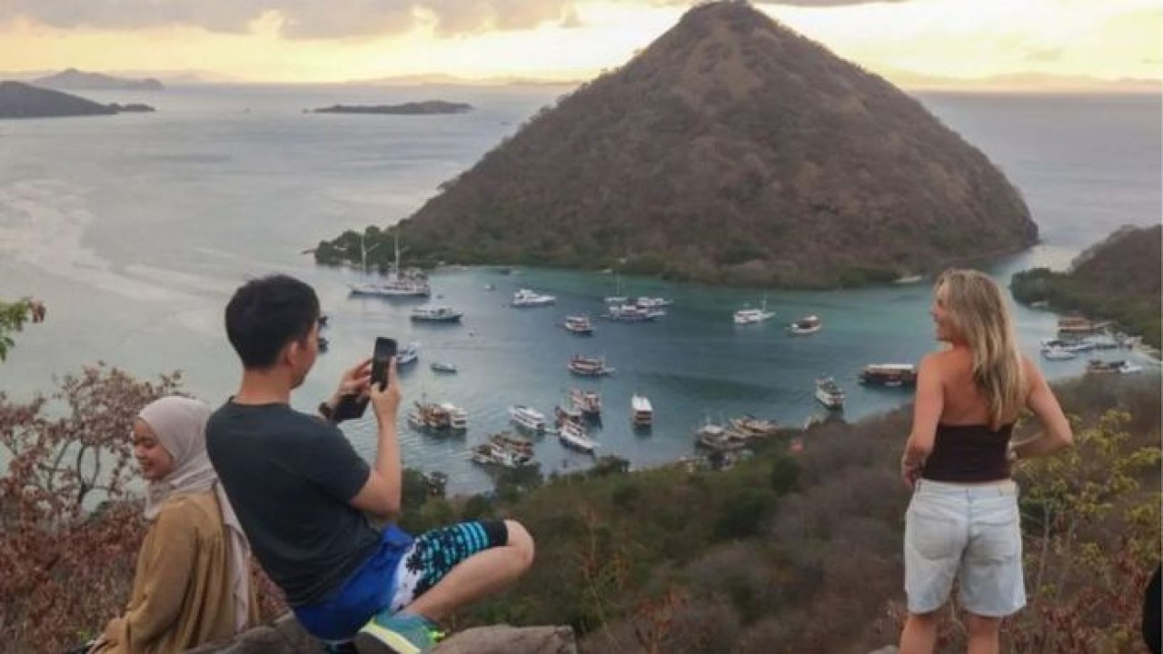 Wisatawan menikmati panorama di Bukit Silvia, Labuan Bajo, Kabupaten Manggarai Barat, Nusa Tenggara Timur, Badan Pusat Statistik (BPS) mencatat jumlah kunjungan wisatawan mancanegara ke Nusa Tenggara Timur pada Juni 2026 mencapai 29