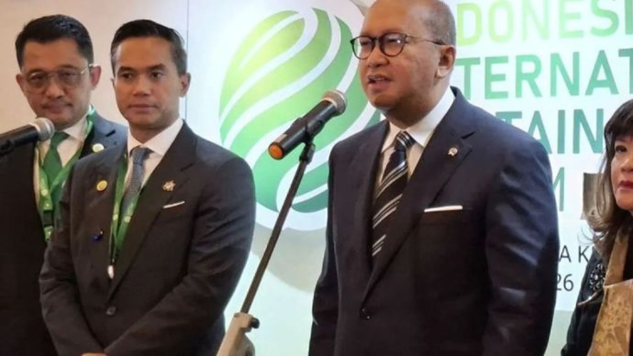 Menteri Investasi dan Hilirisasi/Kepala BKPM Rosan Perkasa Roeslani (kedua kanan) memberikan keterangan kepada wartawan seusai pembukaan Indonesia International Sustainability Forum (ISF) 2026 di Jakarta, Selasa (6/10/2026) (Antara)