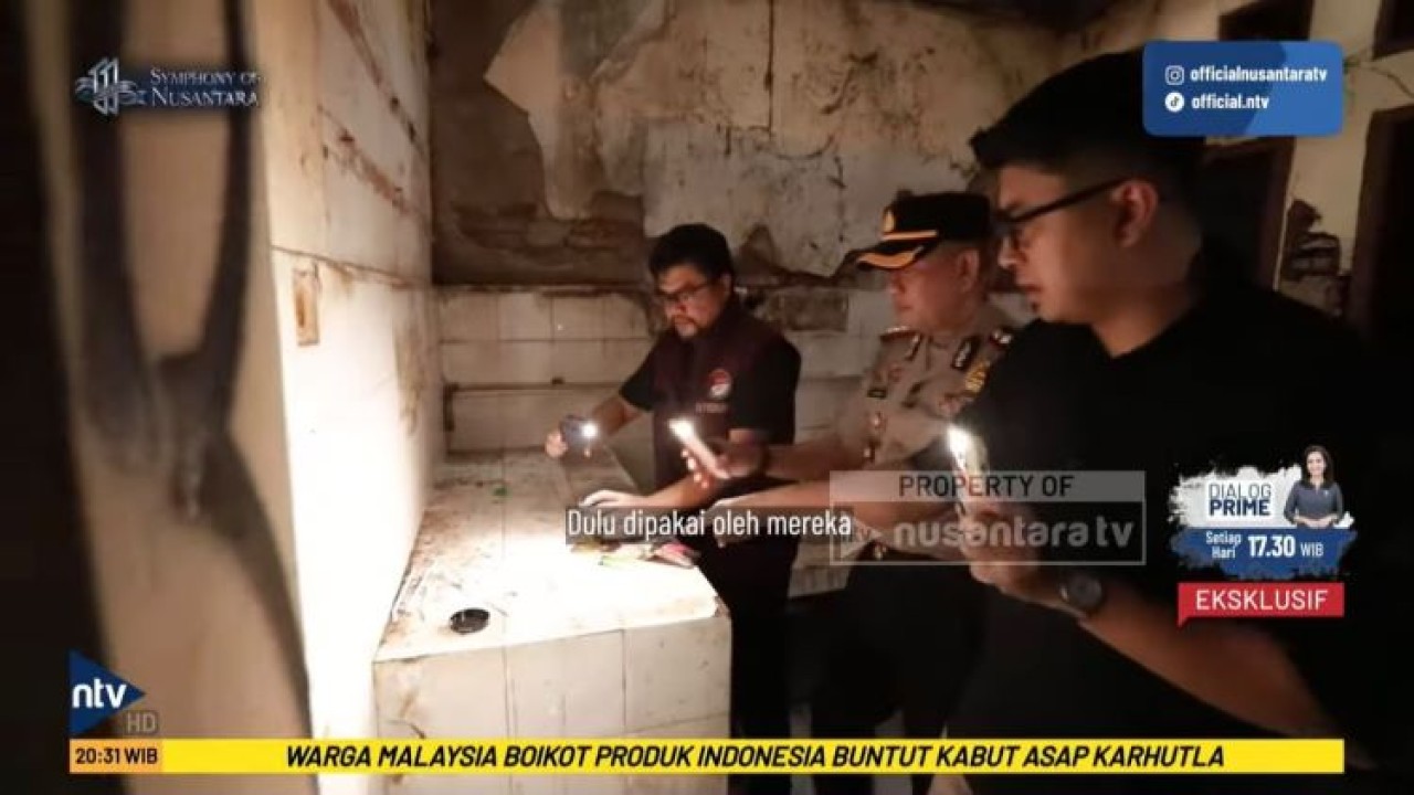 Program Abraham Nusantara TV yang dipandu Host Abraham Silaban, bersama jajaran Polres Metro Jakarta Barat yang dipimpin Kapolres Jakarta Barat, Kombes. Pol. Nasriadi saat menelusuri rumah bandar narkoba di Kampung Ambon