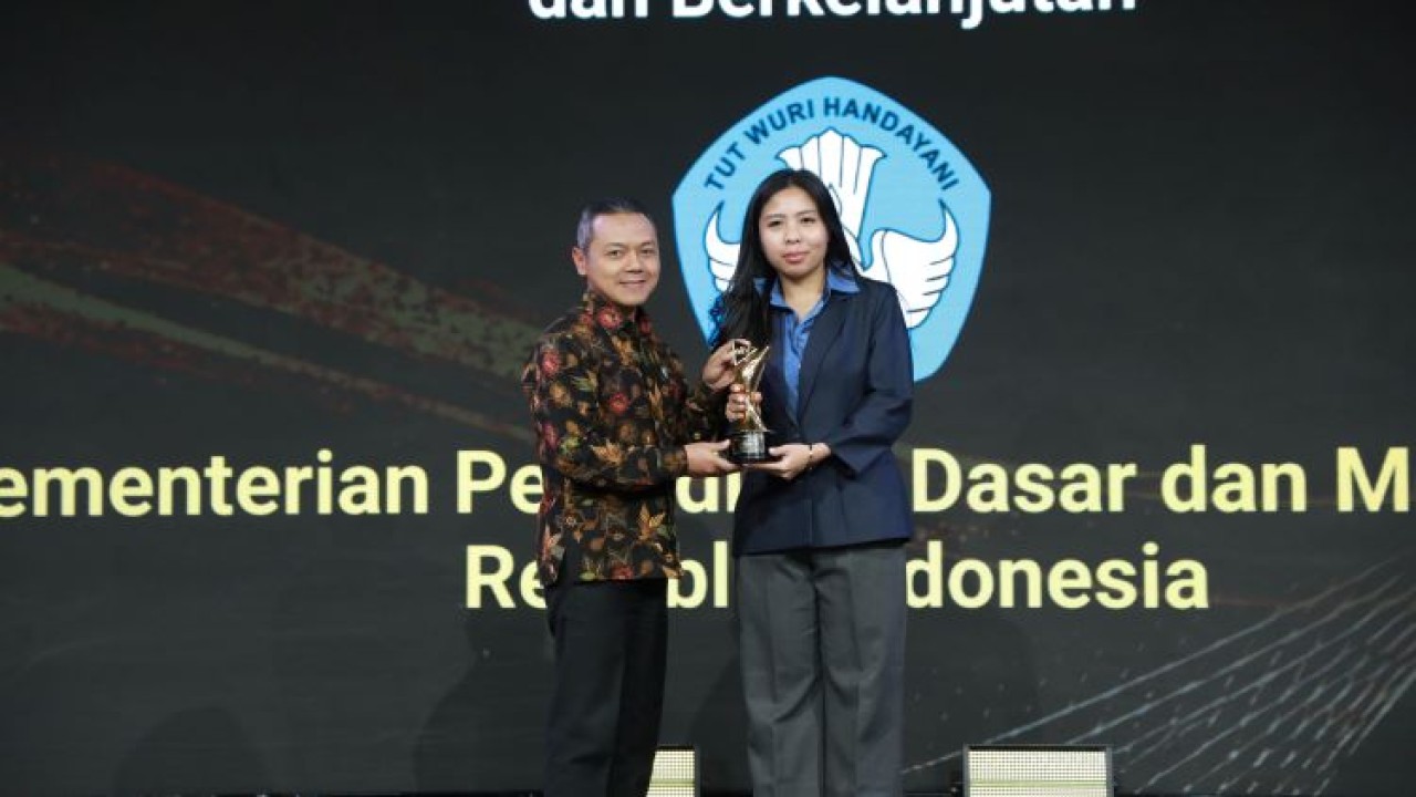 Wakil Menteri Pendidikan Dasar dan Menengah Fajar Riza Ul Haq menerima penghargaan Nusantara Award 2026 Kategori Transformasi Pendidikan Inklusif dan Berkelanjutan yang diserahkan oleh Grace Nathalia Tampubolon/Foto: Toga Ibnu Pratama