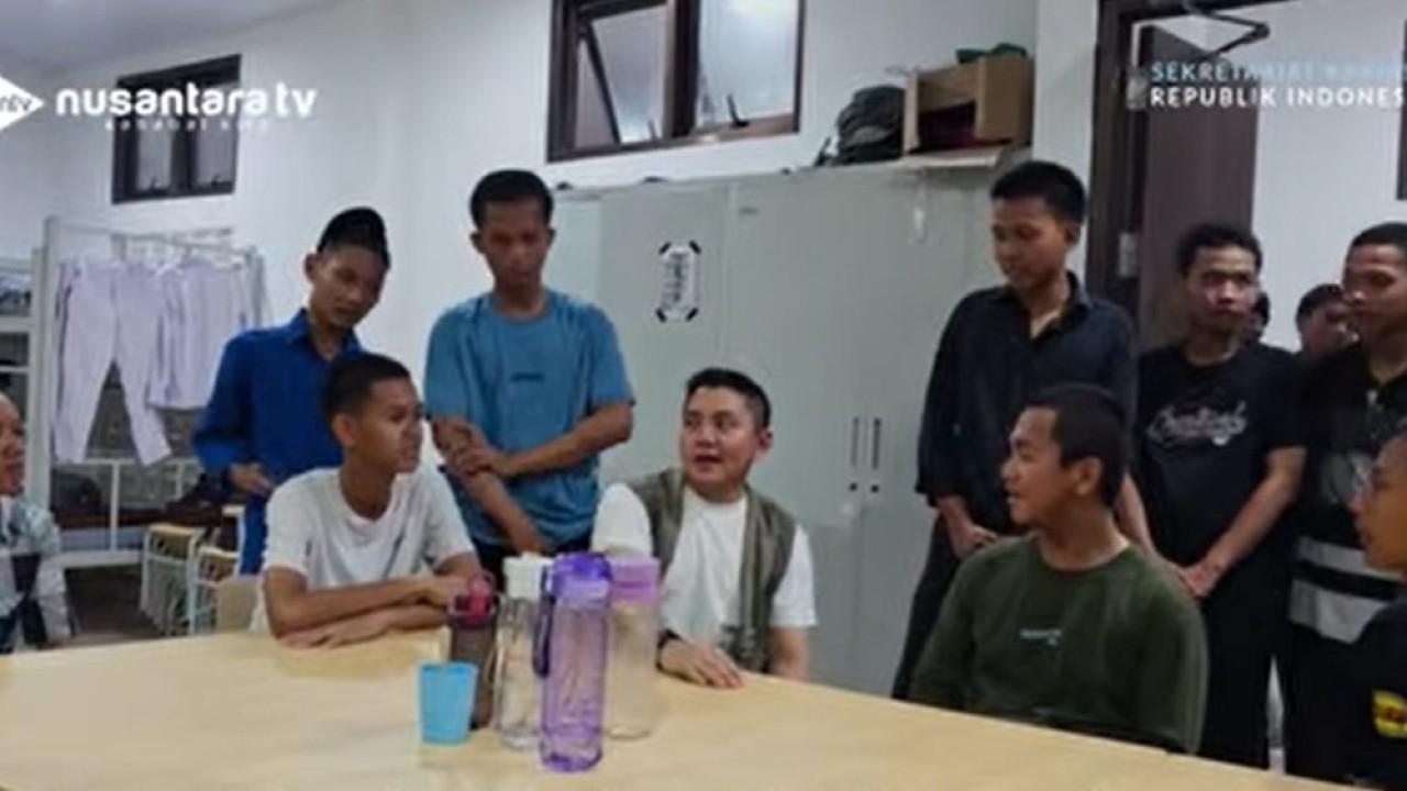 Sekretaris Kabinet (Seskab) Teddy Indra Wijaya mengunjungi Asrama Sekolah Rakyat di Cikarang, Kabupaten Bekasi, Jawa Barat.