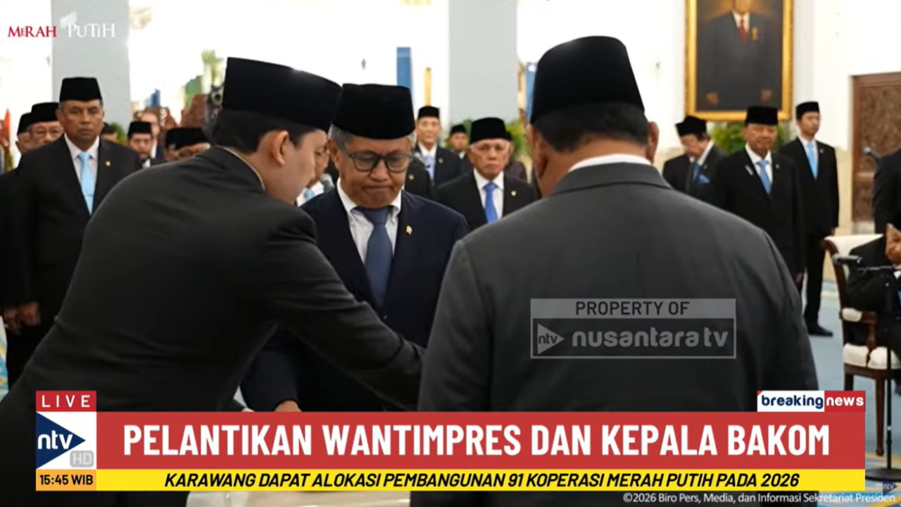 Rocky Gerung Menandatangani Berita Acara Pelantikan Dirinya sebagai Anggota Wantimpres di Hadapan Presiden Prabowo Subianto