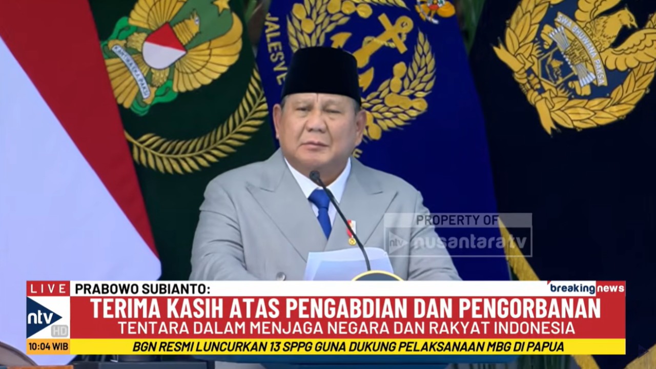 Presiden Prabowo Subianto memberikan apresiasi atas eksistensi Prajurit TNI ketika terjadi bencana alam saat Upacara Peringatan HUT ke-81 TNI di Mabes Cilangkap, Jakarta