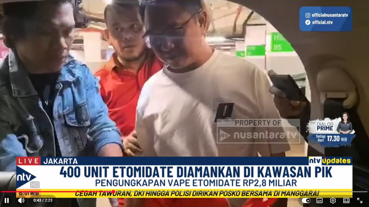 Satres Narkoba Polres Pelabuhan Tanjung Priok menangkap pria berinisial T (Kaos Putih) yang diduga mengedarkan narkotika Etomidate di Pantai Indah Kapuk