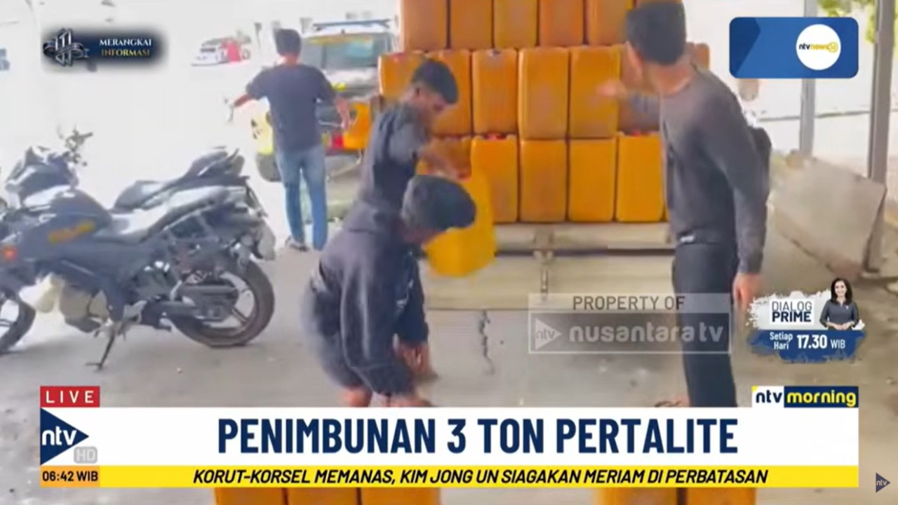 Polres Bangka Selatan gerebek sebuah rumah yang dijadikan tempat penimbunan bahan bakar minyak (BBM) bersubsidi jenis pertalite di Bangka Selatan