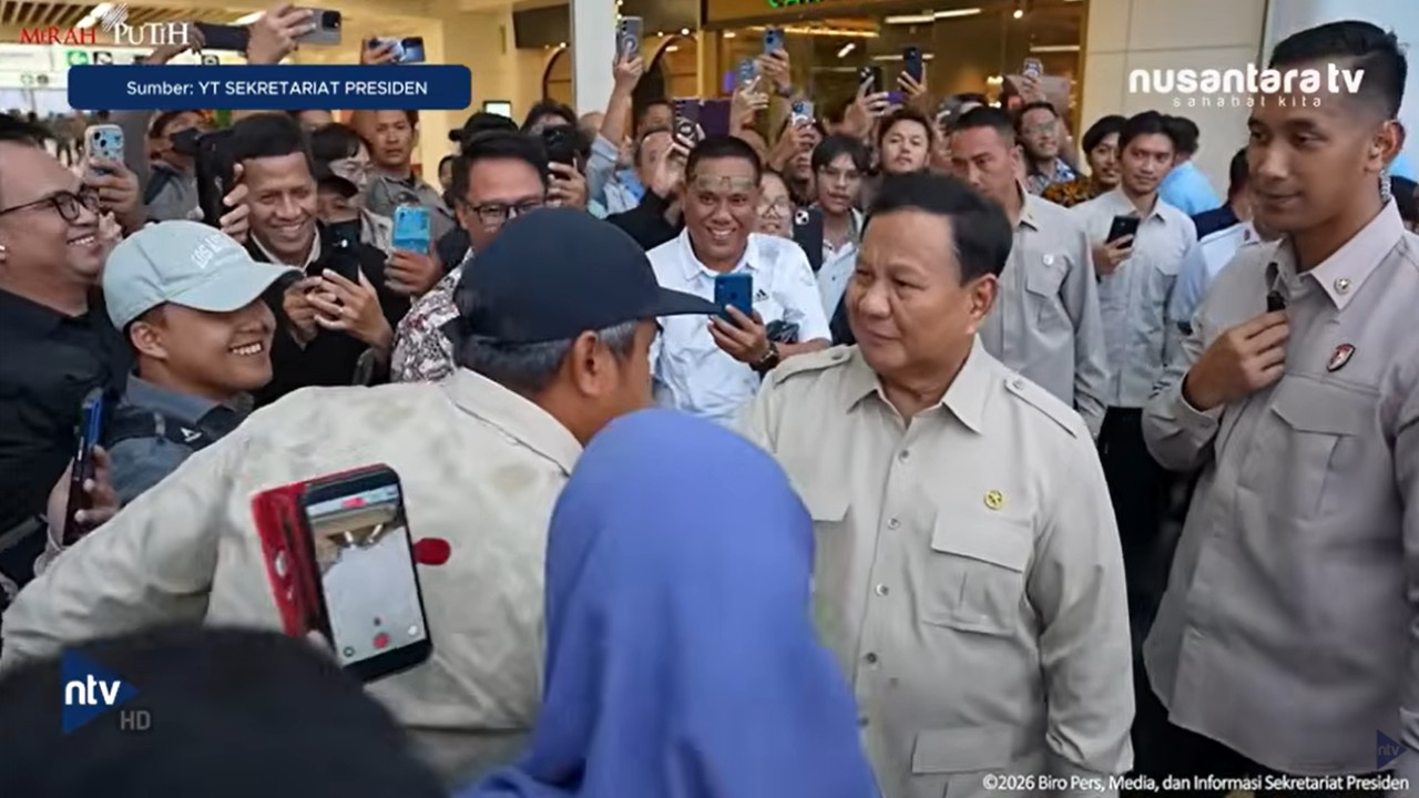 residen Prabowo Subianto kembali ke Jakarta menggunakan kereta cepat Whoosh usai meresmikan SMA Taruna Nusantara di Cimahi.